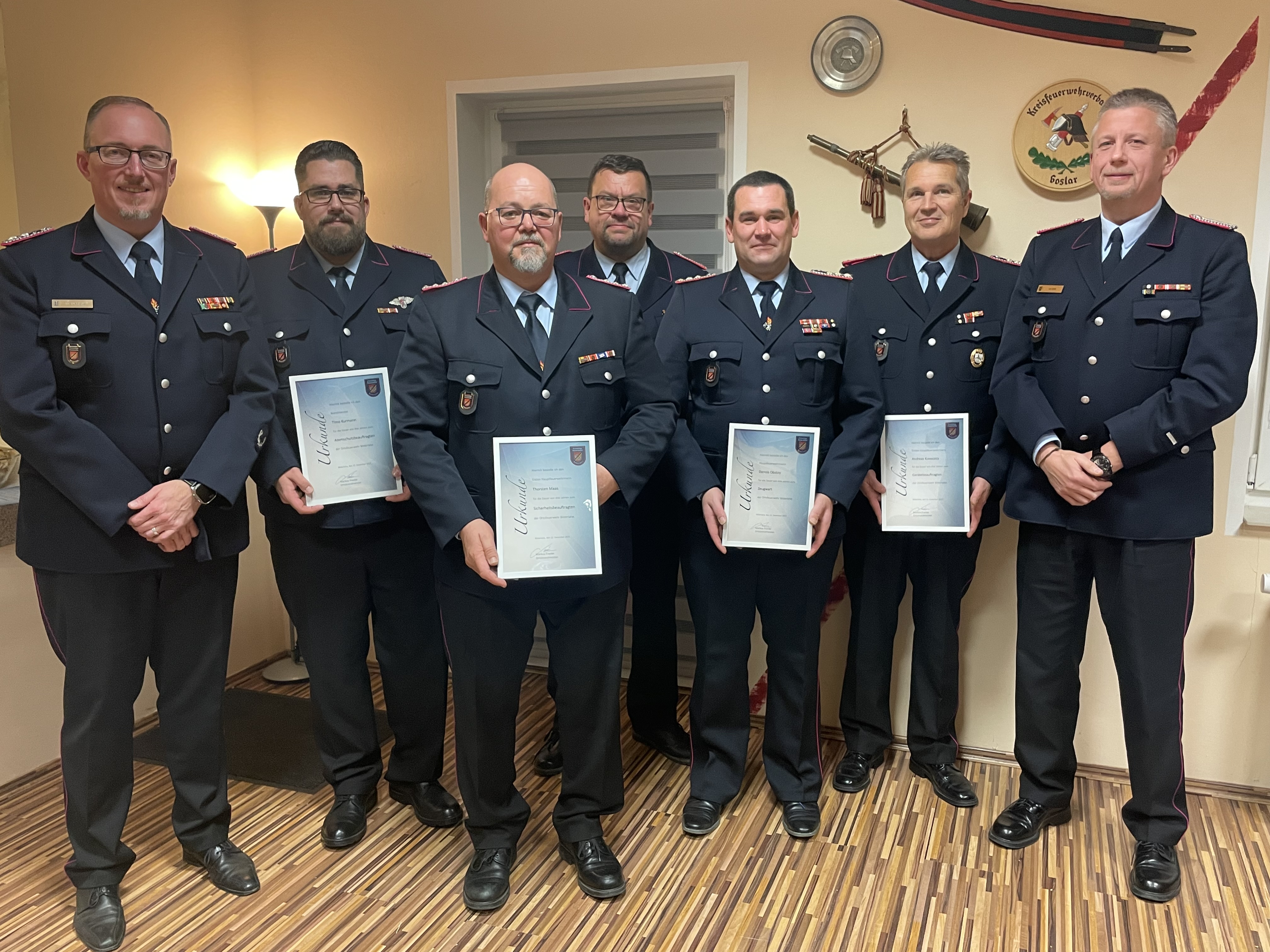 Das Kommando der Feuerwehr Bilderlahe mit Markus Franke (Ortsbrandmeister), Timo Kurmann (AGT-Beauftragter), Thorsten Maas (Sicherheitsbeauftragter), Matthias Peix (Kassierer), Dennis Obstoy (Zeugwart), Andreas Kovacsics (Gerätebeauftragter) und Jan Ulrich (Stellvertreter).